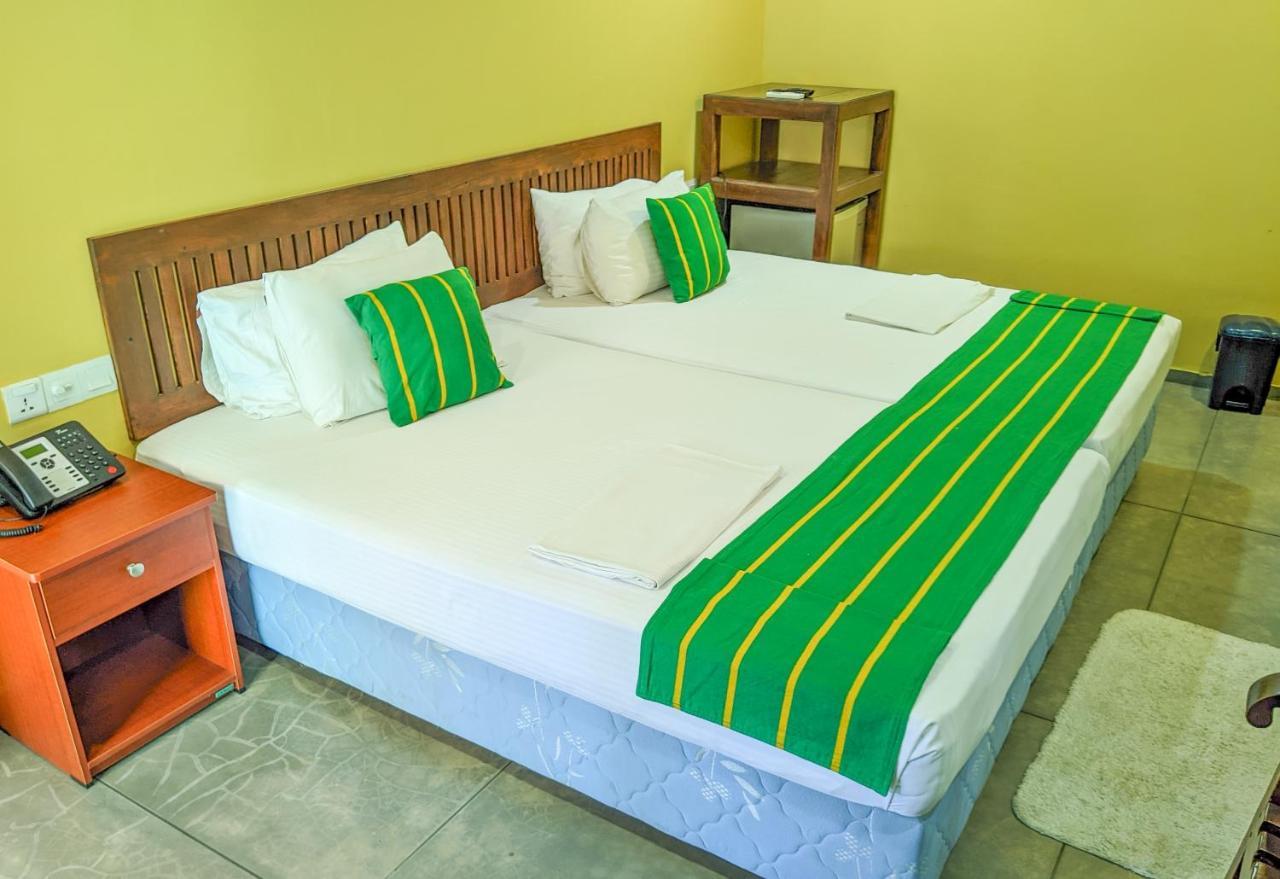 Yala Golden Wild Bed & Breakfast Тисамахарама Екстериор снимка